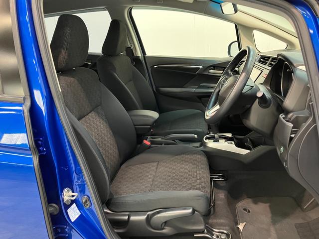 フィット１３Ｇ・Ｆパッケージ　ワンセグナビ　バックカメラ　車検整備付ワンセグナビ　バックカメラ　ＤＶＤ再生　ＵＳＢ　ＥＴＣ　社外アルミ　ＬＥＤ　オートライト　オートエアコン　スマートキー　電動格納式ミラー　エコアイドル（滋賀県）の中古車