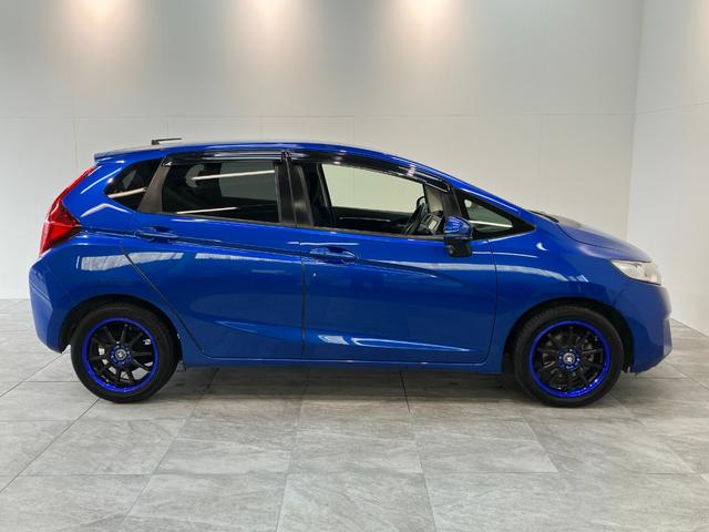 フィット１３Ｇ・Ｆパッケージ　ワンセグナビ　バックカメラ　車検整備付ワンセグナビ　バックカメラ　ＤＶＤ再生　ＵＳＢ　ＥＴＣ　社外アルミ　ＬＥＤ　オートライト　オートエアコン　スマートキー　電動格納式ミラー　エコアイドル（滋賀県）の中古車