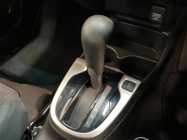 フィット１３Ｇ・Ｆパッケージ　ワンセグナビ　バックカメラ　車検整備付ワンセグナビ　バックカメラ　ＤＶＤ再生　ＵＳＢ　ＥＴＣ　社外アルミ　ＬＥＤ　オートライト　オートエアコン　スマートキー　電動格納式ミラー　エコアイドル（滋賀県）の中古車