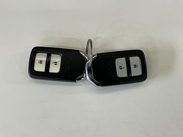 フィット１３Ｇ・Ｆパッケージ　ワンセグナビ　バックカメラ　車検整備付ワンセグナビ　バックカメラ　ＤＶＤ再生　ＵＳＢ　ＥＴＣ　社外アルミ　ＬＥＤ　オートライト　オートエアコン　スマートキー　電動格納式ミラー　エコアイドル（滋賀県）の中古車