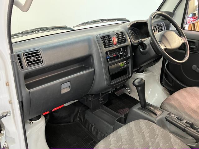 キャリイトラックＫＣ　４ＷＤ　Ａ／Ｔ　ＡＭ／ＦＭラジオ　車検整備付パートタイム４ＷＤ　ＡＭ／ＦＭラジオ　エアコン　パワステ　マニュアルレベリング　ゲートプロテクター　荷台マット（滋賀県）の中古車