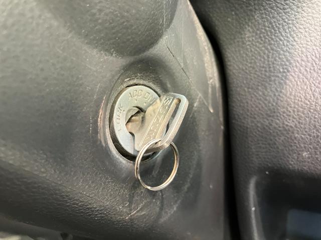 キャリイトラックＫＣ　４ＷＤ　Ａ／Ｔ　ＡＭ／ＦＭラジオ　車検整備付パートタイム４ＷＤ　ＡＭ／ＦＭラジオ　エアコン　パワステ　マニュアルレベリング　ゲートプロテクター　荷台マット（滋賀県）の中古車