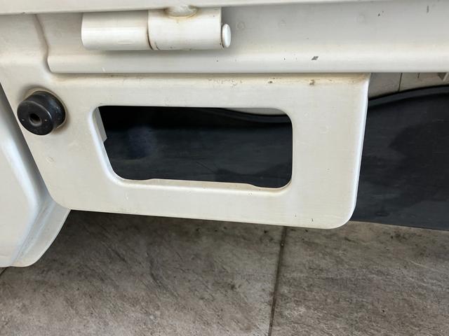 キャリイトラックＫＣ　４ＷＤ　Ａ／Ｔ　ＡＭ／ＦＭラジオ　車検整備付パートタイム４ＷＤ　ＡＭ／ＦＭラジオ　エアコン　パワステ　マニュアルレベリング　ゲートプロテクター　荷台マット（滋賀県）の中古車