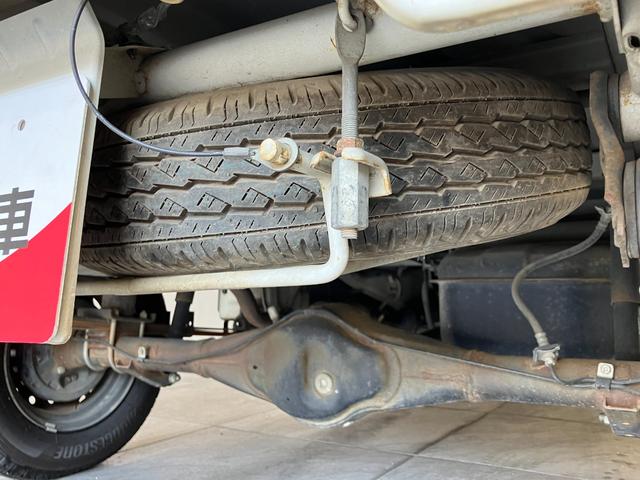 キャリイトラックＫＣ　４ＷＤ　Ａ／Ｔ　ＡＭ／ＦＭラジオ　車検整備付パートタイム４ＷＤ　ＡＭ／ＦＭラジオ　エアコン　パワステ　マニュアルレベリング　ゲートプロテクター　荷台マット（滋賀県）の中古車