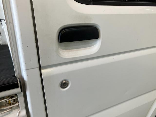 キャリイトラックＫＣ　４ＷＤ　Ａ／Ｔ　ＡＭ／ＦＭラジオ　車検整備付パートタイム４ＷＤ　ＡＭ／ＦＭラジオ　エアコン　パワステ　マニュアルレベリング　ゲートプロテクター　荷台マット（滋賀県）の中古車