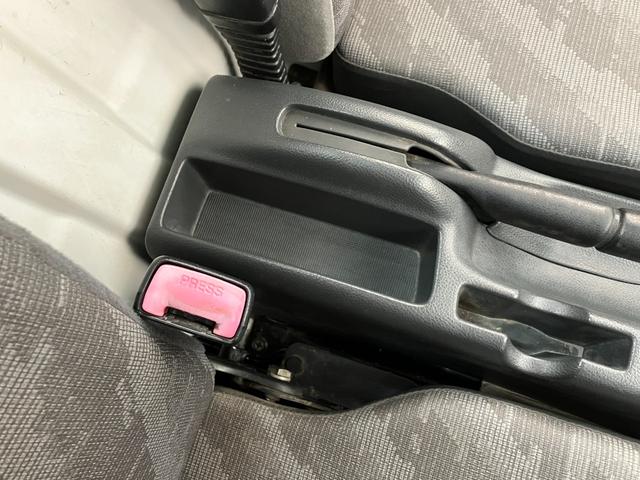 キャリイトラックＫＣ　４ＷＤ　Ａ／Ｔ　ＡＭ／ＦＭラジオ　車検整備付パートタイム４ＷＤ　ＡＭ／ＦＭラジオ　エアコン　パワステ　マニュアルレベリング　ゲートプロテクター　荷台マット（滋賀県）の中古車