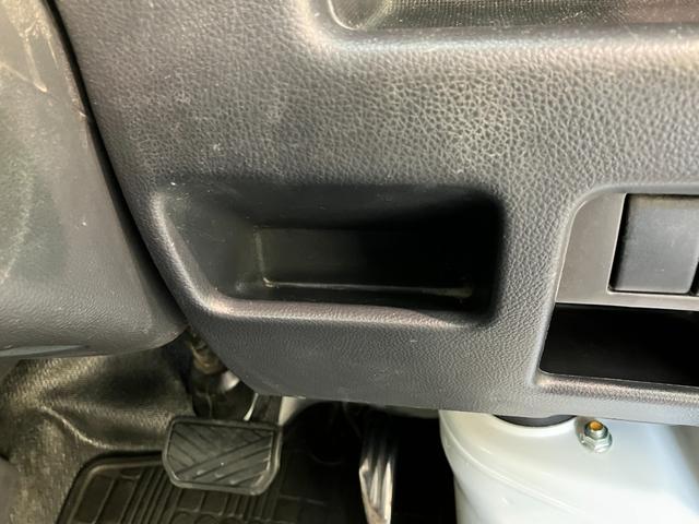 キャリイトラックＫＣ　４ＷＤ　Ａ／Ｔ　ＡＭ／ＦＭラジオ　車検整備付パートタイム４ＷＤ　ＡＭ／ＦＭラジオ　エアコン　パワステ　マニュアルレベリング　ゲートプロテクター　荷台マット（滋賀県）の中古車