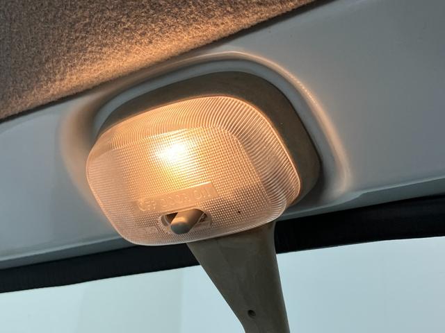 キャリイトラックＫＣ　４ＷＤ　Ａ／Ｔ　ＡＭ／ＦＭラジオ　車検整備付パートタイム４ＷＤ　ＡＭ／ＦＭラジオ　エアコン　パワステ　マニュアルレベリング　ゲートプロテクター　荷台マット（滋賀県）の中古車