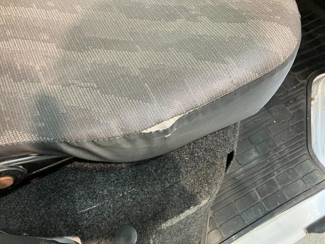 キャリイトラックＫＣ　４ＷＤ　Ａ／Ｔ　ＡＭ／ＦＭラジオ　車検整備付パートタイム４ＷＤ　ＡＭ／ＦＭラジオ　エアコン　パワステ　マニュアルレベリング　ゲートプロテクター　荷台マット（滋賀県）の中古車