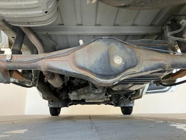 キャリイトラックＫＣ　４ＷＤ　Ａ／Ｔ　ＡＭ／ＦＭラジオ　車検整備付パートタイム４ＷＤ　ＡＭ／ＦＭラジオ　エアコン　パワステ　マニュアルレベリング　ゲートプロテクター　荷台マット（滋賀県）の中古車