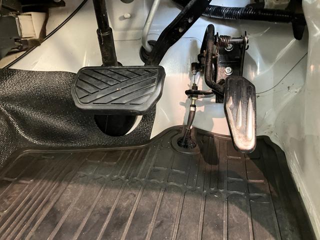 キャリイトラックＫＣ　４ＷＤ　Ａ／Ｔ　ＡＭ／ＦＭラジオ　車検整備付パートタイム４ＷＤ　ＡＭ／ＦＭラジオ　エアコン　パワステ　マニュアルレベリング　ゲートプロテクター　荷台マット（滋賀県）の中古車