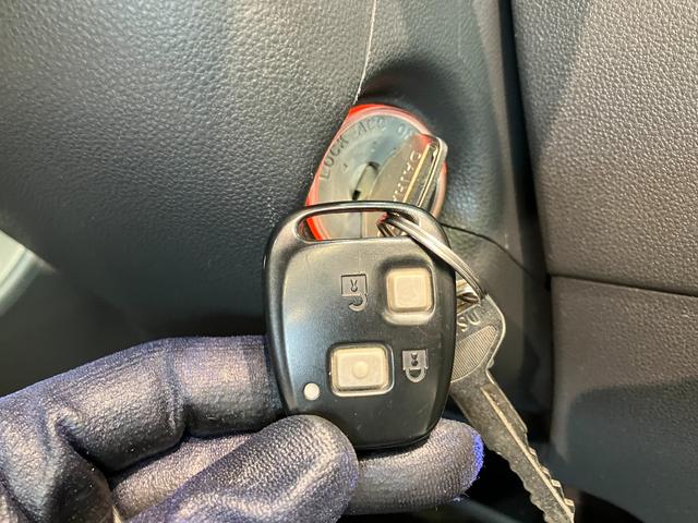 ハイゼットカーゴデッキバンＧＬ　４ＷＤ　ＡＴ車　ＣＤ　ＥＴＣ　キーレスＣＤステレオ　ＥＴＣ　フロントパワーウインドウ　キーレスエントリー　両側スライドドア　マニュアルレベリング　ルーフキャリア　パートタイム４ＷＤ（滋賀県）の中古車