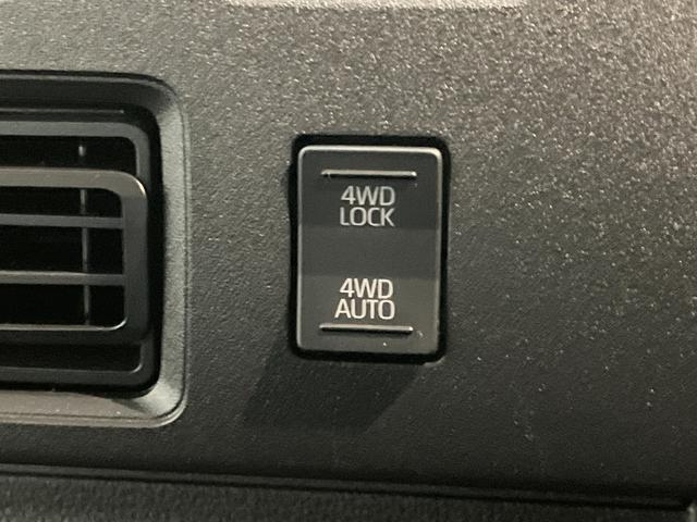 ハイゼットカーゴＤＸ　４ＷＤ　キーレス　前席パワーウインドウ　ドラレコ衝突被害軽減ブレーキ　スマアシ　コーナーセンサー　前席パワーウインドウ　ＡＭ／ＦＭステレオ　ドラレコ　両側スライドドア　パートタイム４ＷＤ　オートライト　マニュアルレベリング　キーレス　ＣＶＴ車（滋賀県）の中古車