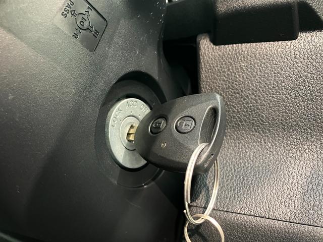 ハイゼットカーゴＤＸ　４ＷＤ　キーレス　前席パワーウインドウ　ドラレコ衝突被害軽減ブレーキ　スマアシ　コーナーセンサー　前席パワーウインドウ　ＡＭ／ＦＭステレオ　ドラレコ　両側スライドドア　パートタイム４ＷＤ　オートライト　マニュアルレベリング　キーレス　ＣＶＴ車（滋賀県）の中古車