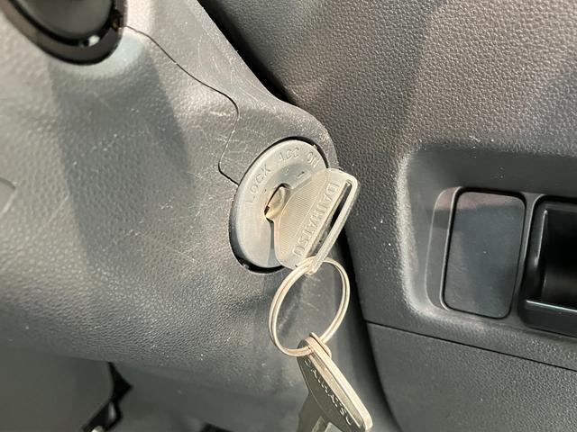 ハイゼットトラックエアコン・パワステスペシャルＶＳ　４ＷＤ　５ＭＴ　車検整備付エアコン　パワステ　ＡＭ／ＦＭラジオ　荷台作業灯　ゲートプロテクター　荷台マット　バッテリーカバー　パートタイム４ＷＤ　５速マニュアルミッション車　タイヤ４本新品交換済み（滋賀県）の中古車