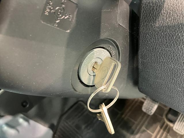 ハイゼットトラックスタンダード　パートタイム４ＷＤ　５ＭＴ　コーナーセンサー衝突被害軽減ブレーキ　コーナーセンサー　パートタイム４ＷＤ　ＡＭ／ＦＭラジオ　マニュアルエアコン　マニュアルレベリング　エコアイドル　ゲートプロテクター　荷台ゴムマット（滋賀県）の中古車