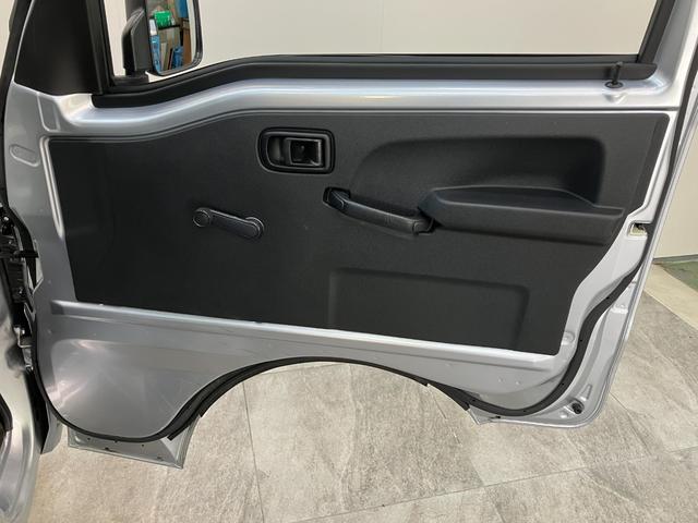 ハイゼットトラックスタンダード　パートタイム４ＷＤ　５ＭＴ　コーナーセンサー衝突被害軽減ブレーキ　コーナーセンサー　パートタイム４ＷＤ　ＡＭ／ＦＭラジオ　マニュアルエアコン　マニュアルレベリング　エコアイドル　ゲートプロテクター　荷台ゴムマット（滋賀県）の中古車