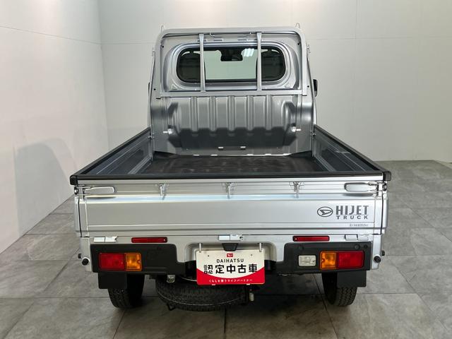 ハイゼットトラックスタンダード　パートタイム４ＷＤ　５ＭＴ　コーナーセンサー衝突被害軽減ブレーキ　コーナーセンサー　パートタイム４ＷＤ　ＡＭ／ＦＭラジオ　マニュアルエアコン　マニュアルレベリング　エコアイドル　ゲートプロテクター　荷台ゴムマット（滋賀県）の中古車