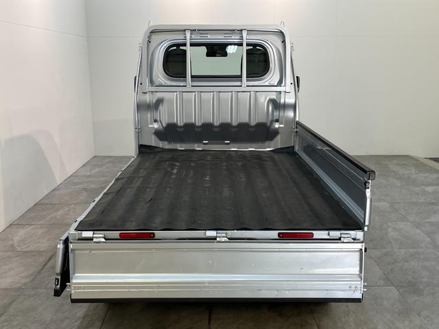 ハイゼットトラックスタンダード　パートタイム４ＷＤ　５ＭＴ　コーナーセンサー衝突被害軽減ブレーキ　コーナーセンサー　パートタイム４ＷＤ　ＡＭ／ＦＭラジオ　マニュアルエアコン　マニュアルレベリング　エコアイドル　ゲートプロテクター　荷台ゴムマット（滋賀県）の中古車