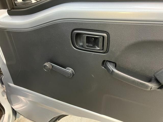 ハイゼットトラックスタンダード　パートタイム４ＷＤ　５ＭＴ　コーナーセンサー衝突被害軽減ブレーキ　コーナーセンサー　パートタイム４ＷＤ　ＡＭ／ＦＭラジオ　マニュアルエアコン　マニュアルレベリング　エコアイドル　ゲートプロテクター　荷台ゴムマット（滋賀県）の中古車
