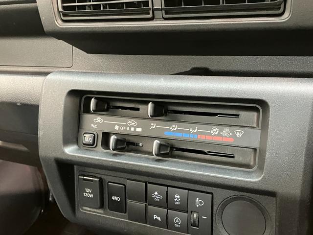 ハイゼットトラックスタンダード　パートタイム４ＷＤ　５ＭＴ　コーナーセンサー衝突被害軽減ブレーキ　コーナーセンサー　パートタイム４ＷＤ　ＡＭ／ＦＭラジオ　マニュアルエアコン　マニュアルレベリング　エコアイドル　ゲートプロテクター　荷台ゴムマット（滋賀県）の中古車