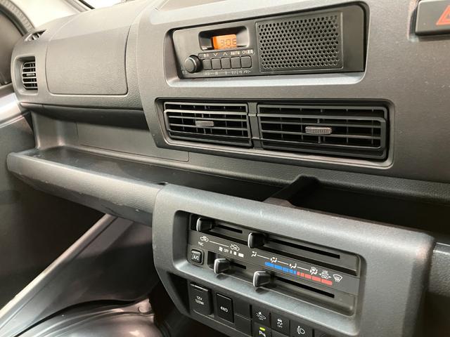 ハイゼットトラックスタンダード　パートタイム４ＷＤ　５ＭＴ　コーナーセンサー衝突被害軽減ブレーキ　コーナーセンサー　パートタイム４ＷＤ　ＡＭ／ＦＭラジオ　マニュアルエアコン　マニュアルレベリング　エコアイドル　ゲートプロテクター　荷台ゴムマット（滋賀県）の中古車