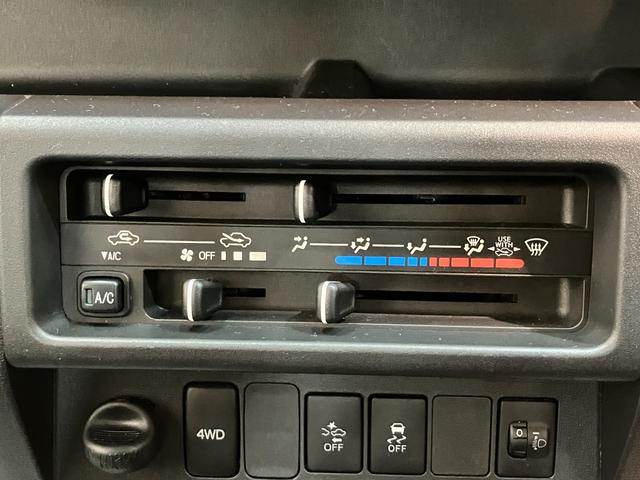 ハイゼットトラックスタンダードＳＡ３ｔ　５ＭＴ　４ＷＤ　ＬＥＤ　車検整備付衝突被害軽減ブレーキ　パートタイム４ＷＤ　５速マニュアルミッション車　ＡＭ／ＦＭラジオ　ドラレコ　マニュアルエアコン　マニュアルレベリング　ＬＥＤヘッドライト　タイヤ４本新品交換済み（滋賀県）の中古車