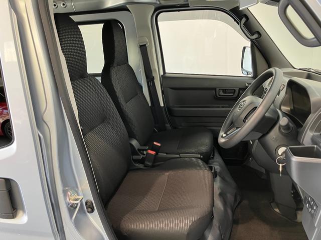 ハイゼットカーゴＤＸ　ＣＶＴ　キーレス　前席パワーウインドウ　届出済未使用車衝突被害軽減ブレーキ　スマアシ　コーナーセンサー　前席パワーウインドウ　ＡＭ／ＦＭステレオ　両側スライドドア　オートライト　マニュアルレベリング　キーレスエントリー　後部プライバシーガラス（滋賀県）の中古車