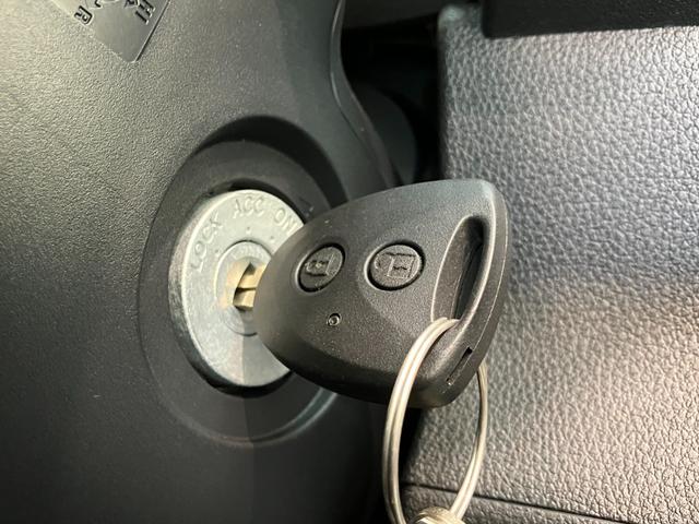 ハイゼットカーゴＤＸ　ＣＶＴ　キーレス　前席パワーウインドウ　届出済未使用車衝突被害軽減ブレーキ　スマアシ　コーナーセンサー　前席パワーウインドウ　ＡＭ／ＦＭステレオ　両側スライドドア　オートライト　マニュアルレベリング　キーレスエントリー　後部プライバシーガラス（滋賀県）の中古車