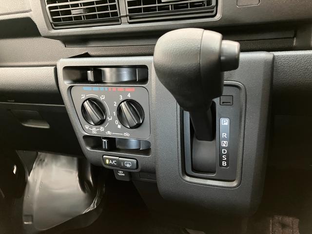 ハイゼットカーゴＤＸ　ＣＶＴ　キーレス　前席パワーウインドウ　届出済未使用車衝突被害軽減ブレーキ　スマアシ　コーナーセンサー　前席パワーウインドウ　ＡＭ／ＦＭステレオ　両側スライドドア　オートライト　マニュアルレベリング　キーレスエントリー　後部プライバシーガラス（滋賀県）の中古車