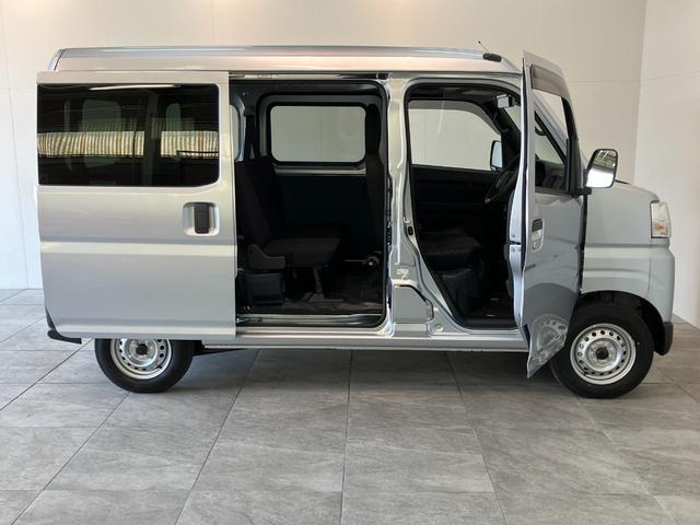 ハイゼットカーゴＤＸ　ＣＶＴ　キーレス　前席パワーウインドウ　届出済未使用車衝突被害軽減ブレーキ　スマアシ　コーナーセンサー　前席パワーウインドウ　ＡＭ／ＦＭステレオ　両側スライドドア　オートライト　マニュアルレベリング　キーレスエントリー　後部プライバシーガラス（滋賀県）の中古車