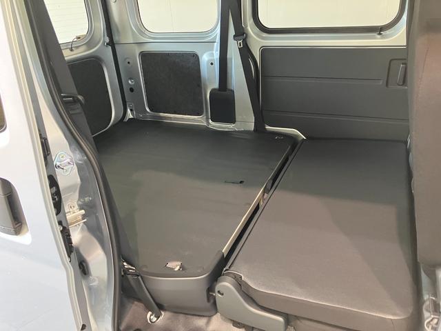 ハイゼットカーゴＤＸ　ＣＶＴ　キーレス　前席パワーウインドウ　届出済未使用車衝突被害軽減ブレーキ　スマアシ　コーナーセンサー　前席パワーウインドウ　ＡＭ／ＦＭステレオ　両側スライドドア　オートライト　マニュアルレベリング　キーレスエントリー　後部プライバシーガラス（滋賀県）の中古車