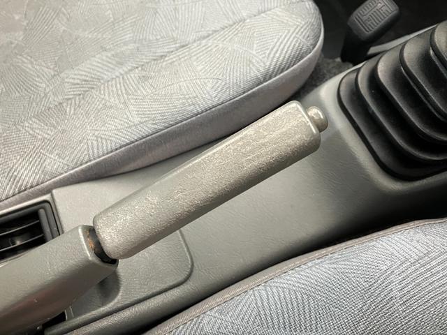 ＮＴ１００クリッパートラックＤＸ農繁仕様　４ＷＤ　Ｈｉ−Ｌｏ切替　５ＭＴ　荷台作業灯ＡＭ／ＦＭラジオ　エアコン　パワステ　荷台作業灯　マニュアルレベリング　４ＷＤ　Ｈｉ−Ｌｏ切り替え　５速マニュアルミッション車　荷台マット　ゲートプロテクター　ガードフレームプロテクター（滋賀県）の中古車