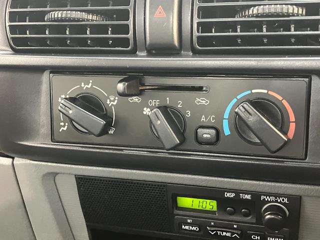 ＮＴ１００クリッパートラックＤＸ農繁仕様　４ＷＤ　Ｈｉ−Ｌｏ切替　５ＭＴ　荷台作業灯ＡＭ／ＦＭラジオ　エアコン　パワステ　荷台作業灯　マニュアルレベリング　４ＷＤ　Ｈｉ−Ｌｏ切り替え　５速マニュアルミッション車　荷台マット　ゲートプロテクター　ガードフレームプロテクター（滋賀県）の中古車