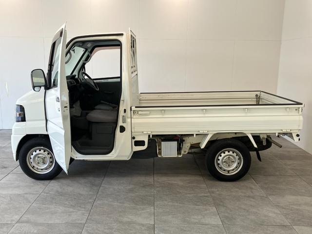 ＮＴ１００クリッパートラックＤＸ農繁仕様　４ＷＤ　Ｈｉ−Ｌｏ切替　５ＭＴ　荷台作業灯ＡＭ／ＦＭラジオ　エアコン　パワステ　荷台作業灯　マニュアルレベリング　４ＷＤ　Ｈｉ−Ｌｏ切り替え　５速マニュアルミッション車　荷台マット　ゲートプロテクター　ガードフレームプロテクター（滋賀県）の中古車