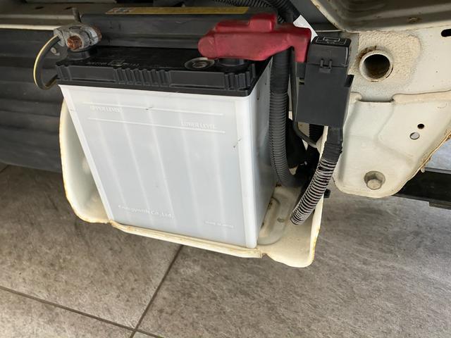 ＮＴ１００クリッパートラックＤＸ農繁仕様　４ＷＤ　Ｈｉ−Ｌｏ切替　５ＭＴ　荷台作業灯ＡＭ／ＦＭラジオ　エアコン　パワステ　荷台作業灯　マニュアルレベリング　４ＷＤ　Ｈｉ−Ｌｏ切り替え　５速マニュアルミッション車　荷台マット　ゲートプロテクター　ガードフレームプロテクター（滋賀県）の中古車