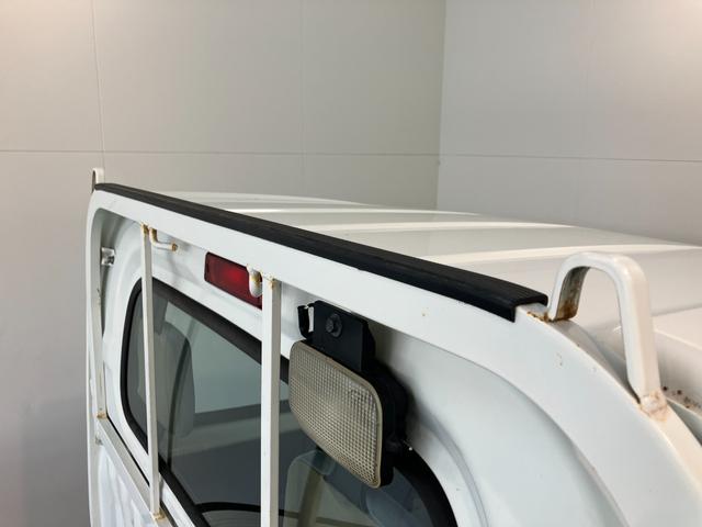 ＮＴ１００クリッパートラックＤＸ農繁仕様　４ＷＤ　Ｈｉ−Ｌｏ切替　５ＭＴ　荷台作業灯ＡＭ／ＦＭラジオ　エアコン　パワステ　荷台作業灯　マニュアルレベリング　４ＷＤ　Ｈｉ−Ｌｏ切り替え　５速マニュアルミッション車　荷台マット　ゲートプロテクター　ガードフレームプロテクター（滋賀県）の中古車