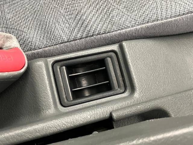 ＮＴ１００クリッパートラックＤＸ農繁仕様　４ＷＤ　Ｈｉ−Ｌｏ切替　５ＭＴ　荷台作業灯ＡＭ／ＦＭラジオ　エアコン　パワステ　荷台作業灯　マニュアルレベリング　４ＷＤ　Ｈｉ−Ｌｏ切り替え　５速マニュアルミッション車　荷台マット　ゲートプロテクター　ガードフレームプロテクター（滋賀県）の中古車