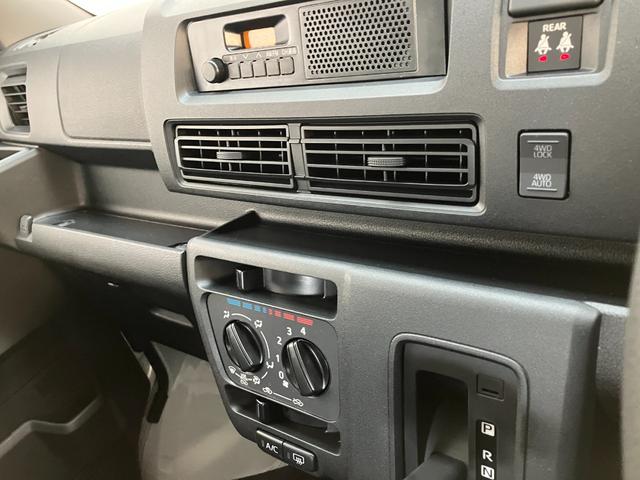 ハイゼットカーゴＤＸ　４ＷＤ　ＣＶＴ車　コーナーセンサー　ＥＴＣ　キーレス衝突被害軽減ブレーキ　コーナーセンサー　前席パワーウインドウ　ＡＭ／ＦＭステレオ　ＥＴＣ車載器　両側スライドドア　パートタイム４ＷＤ　オートライト　マニュアルレベリング　キーレス　プライバシーガラス（滋賀県）の中古車