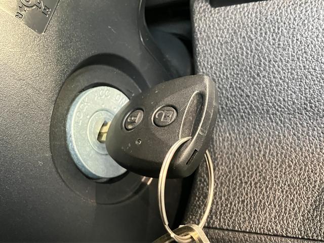 ハイゼットカーゴＤＸ　４ＷＤ　ＣＶＴ車　コーナーセンサー　キーレス　前席ＰＷ衝突被害軽減ブレーキ　スマアシ　パートタイム４ＷＤ　コーナーセンサー　前席パワーウインドウ　ＡＭ／ＦＭラジオ　両側スライドドア　オートライト　マニュアルレベリング　キーレスエントリー（滋賀県）の中古車