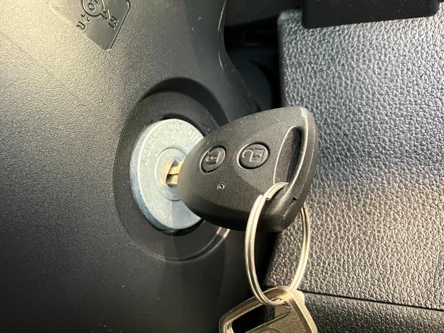 ハイゼットカーゴＤＸ　４ＷＤ　コーナーセンサー　ドラレコ　キーレスエントリー衝突被害軽減ブレーキ　スマアシ　パートタイム４ＷＤ　コーナーセンサー　前席パワーウインドウ　ＡＭ／ＦＭステレオ　ドラレコ　両側スライドドア　オートライト　マニュアルレベリング（滋賀県）の中古車