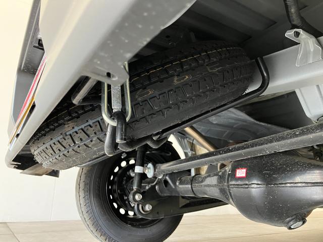 ハイゼットカーゴＤＸ　４ＷＤ　コーナーセンサー　オートライト　キーレス衝突被害軽減ブレーキ　スマアシ　パートタイム４ＷＤ　コーナーセンサー　前席パワーウインドウ　ＡＭ／ＦＭステレオ　両側スライドドア　オートライト　マニュアルレベリング（滋賀県）の中古車