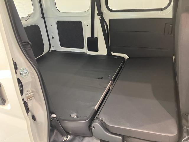 ハイゼットカーゴＤＸ　４ＷＤ　コーナーセンサー　オートライト　キーレス衝突被害軽減ブレーキ　スマアシ　パートタイム４ＷＤ　コーナーセンサー　前席パワーウインドウ　ＡＭ／ＦＭステレオ　両側スライドドア　オートライト　マニュアルレベリング（滋賀県）の中古車