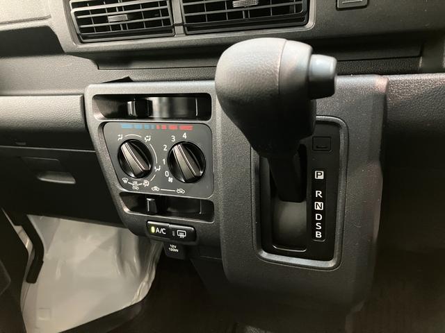 ハイゼットカーゴＤＸ　４ＷＤ　コーナーセンサー　オートライト　キーレス衝突被害軽減ブレーキ　スマアシ　パートタイム４ＷＤ　コーナーセンサー　前席パワーウインドウ　ＡＭ／ＦＭステレオ　両側スライドドア　オートライト　マニュアルレベリング（滋賀県）の中古車