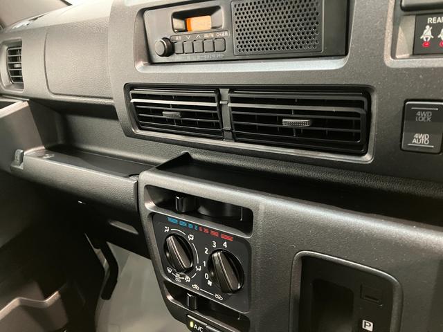 ハイゼットカーゴＤＸ　４ＷＤ　コーナーセンサー　オートライト　キーレス衝突被害軽減ブレーキ　スマアシ　パートタイム４ＷＤ　コーナーセンサー　前席パワーウインドウ　ＡＭ／ＦＭステレオ　両側スライドドア　オートライト　マニュアルレベリング（滋賀県）の中古車