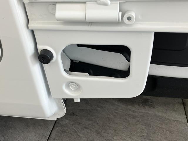 ハイゼットトラックスタンダード　パートタイム４ＷＤ　５ＭＴ　オートライト衝突被害軽減ブレーキ　コーナーセンサー　パートタイム４ＷＤ　ＡＭ／ＦＭラジオ　マニュアルエアコン　マニュアルレベリング　オートライト　５速マニュアルミッション車（滋賀県）の中古車