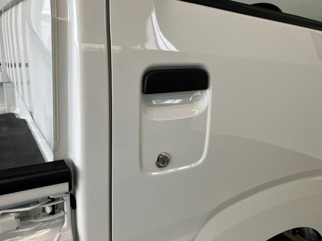 ハイゼットトラックスタンダード　パートタイム４ＷＤ　５ＭＴ　オートライト衝突被害軽減ブレーキ　コーナーセンサー　パートタイム４ＷＤ　ＡＭ／ＦＭラジオ　マニュアルエアコン　マニュアルレベリング　オートライト　５速マニュアルミッション車（滋賀県）の中古車