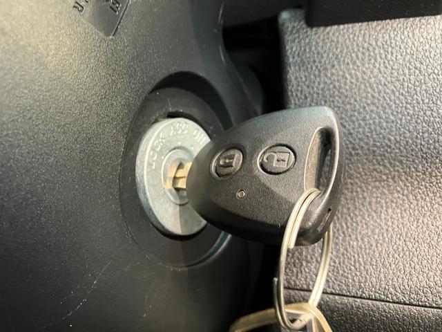 ハイゼットカーゴＤＸ　４ＷＤ　ＣＶＴ　コーナーセンサー　キーレス　前席Ｐ／Ｗ衝突被害軽減ブレーキ　スマアシ　パートタイム４ＷＤ　コーナーセンサー　前席パワーウインドウ　ＣＤステレオ　両側スライドドア　オートライト　マニュアルレベリング（滋賀県）の中古車