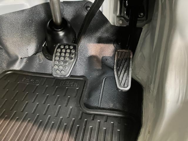 ハイゼットカーゴＤＸ　４ＷＤ　ＣＶＴ　コーナーセンサー　キーレス　前席Ｐ／Ｗ衝突被害軽減ブレーキ　スマアシ　パートタイム４ＷＤ　コーナーセンサー　前席パワーウインドウ　ＣＤステレオ　両側スライドドア　オートライト　マニュアルレベリング（滋賀県）の中古車