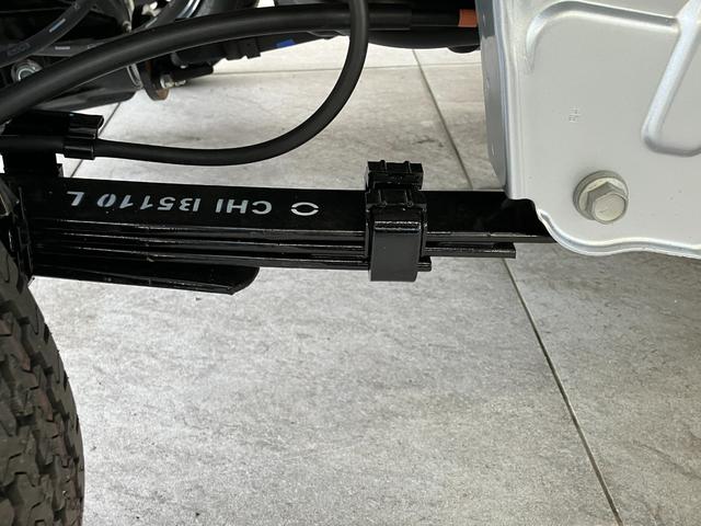 ハイゼットトラックスタンダード 4WD 5MT デフロック 届出済未使用車衝突被害軽減ブレーキ コーナーセンサー パートタイム4WD デフロック 5速マニュアルミッション車 AM/FMラジオ マニュアルレベリング オートライト 4枚リーフスプリング 荷台作業灯(滋賀県)の中古車